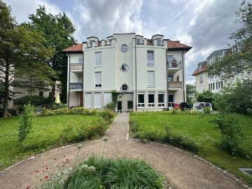 Preußisches Viertel: Helle Dachgeschoss Wohnung mit drei Zimmern, zwei Balkonen und Lift