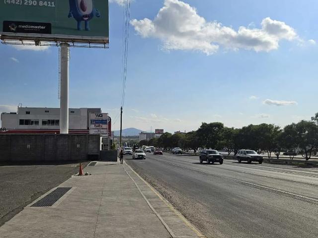 PREVENTA LOCALES COMERCIALES PLAZA VALVANUZ QUERETARO