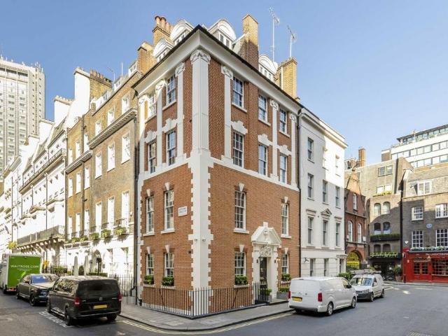 Prezzo, 17 Hertford Street, London, W1J 7RS, United Kingdom | 5 bed house for rent #140654556 | Rentberry