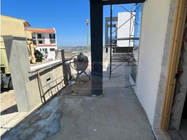Moradia dos Sonhos 3 Suítes, Piscina, Painel Solar, 4 Vagas Garagem, Closet, Páteo privado e muito mais.
