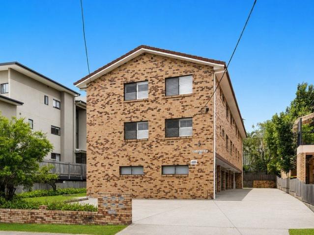 Lock up & Leave Low Maintenance Living in the Heart of Stones Corner!