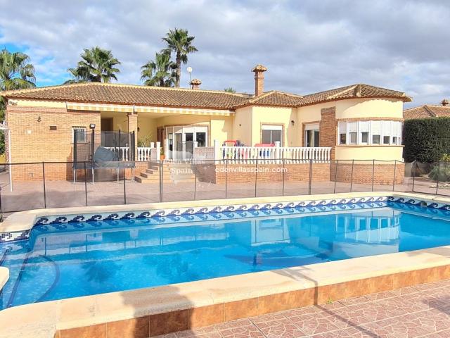 Preciosa Villa Con Piscina Privada En Catral 250m² Alicante