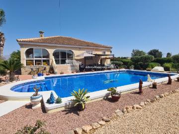 Preciosa Villa Con Piscina Privada En Catral, A 15 Minutos D. 140m² Alicante