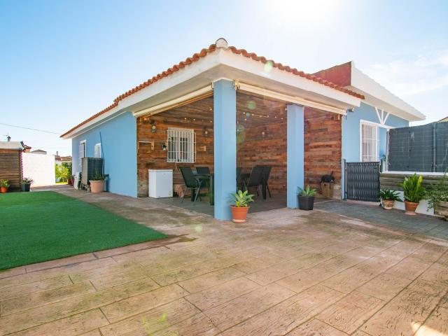 Preciosa villa con piscina privada y piso en venta en Puerto Santa María ID p0s6m