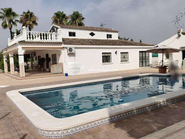 Preciosa Villa De 4 Habitaciones Y 2 Baños Con Piscina Priva. 186m² Alicante