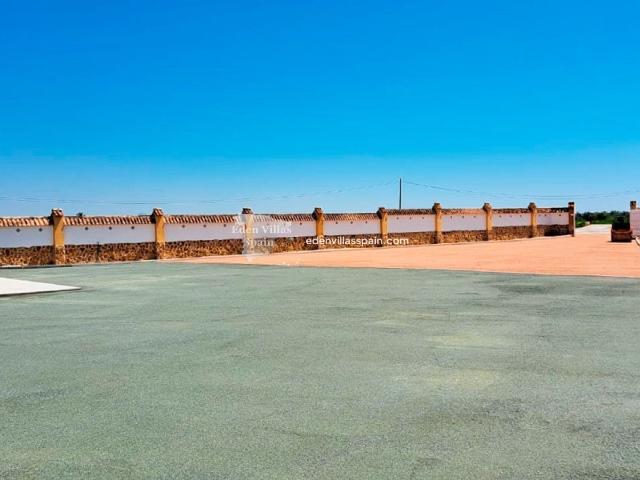 Preciosa villa de 3 dormitorios y 2 baños construida en Catr. 147m² Alicante
