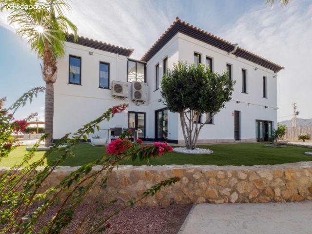 Preciosa villa moderna de 3 dormitorios en una parcela de 3000m2 en Pilar de