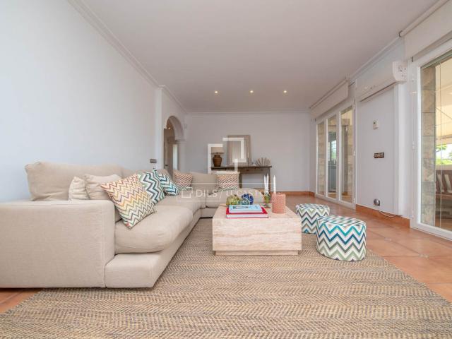 Preciosa villa renovada en venta, con cinco habitaciones, ci. 295m² Calonge