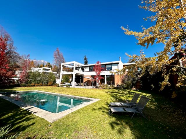 PRECIOSA VISTA EN TERRENO PLANO, RODEADA DE UN GRAN JARDÍN