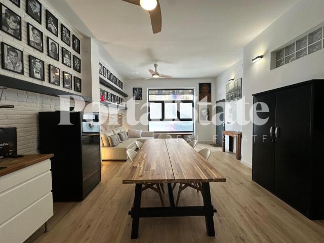 Preciosa vivienda en venta con 2 habitaciones dobles y patio interior