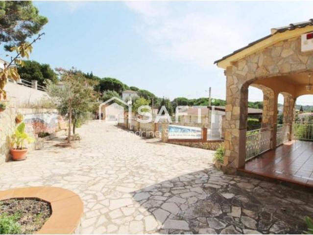 Preciosa y cómoda casa con mucho encanto de una sola planta con piscina y terreno totalmente plano!