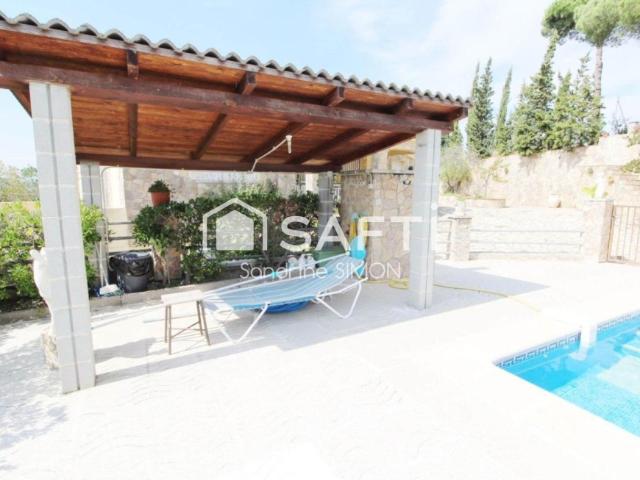 Preciosa y cómoda casa con mucho encanto de una sola planta con piscina y terreno totalmente plano!