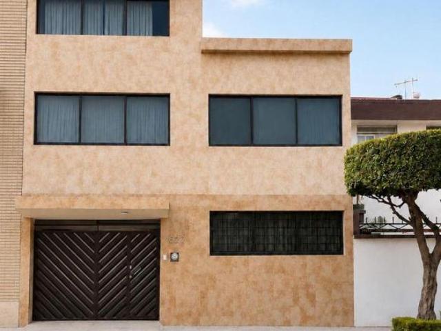 Preciosa casa muy grande cuenta con 5 recámaras