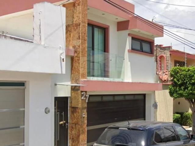 PRECIOSA CASA A CUADRAS DE PLAZA FORUM TEPIC, EXCELENTE ZONA DE PLUSVALIA