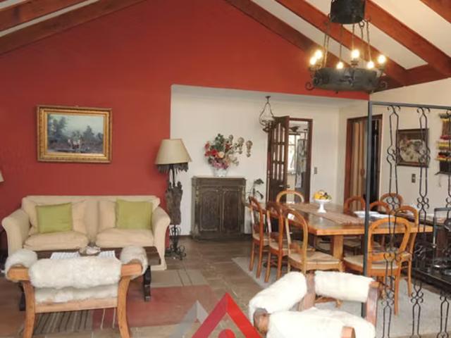 Preciosa casa a mt de plaza de olmue, 5 dormitorios, 4 baños | 5 dormitorios por 285000. 00 en Olmué