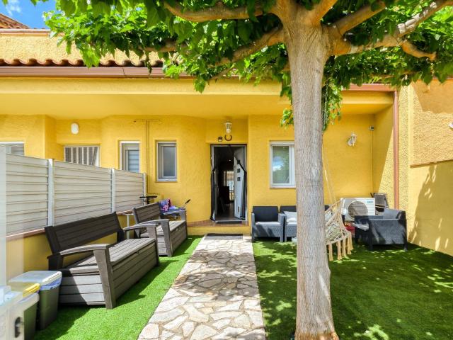Preciosa casa adosada amueblada con 3 terrazas y vistas a zona verde en Torroella de Fluviá