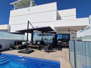 Preciosa Casa Adosada De 3 Habitaciones Y 2 Baños Con Piscin. 116m² Alicante