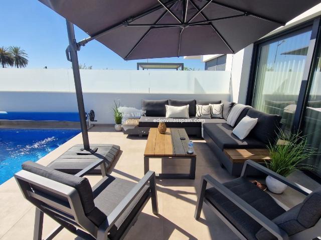 Preciosa Casa Adosada De 3 Habitaciones Y 2 Baños Con Piscin. 116m² Alicante