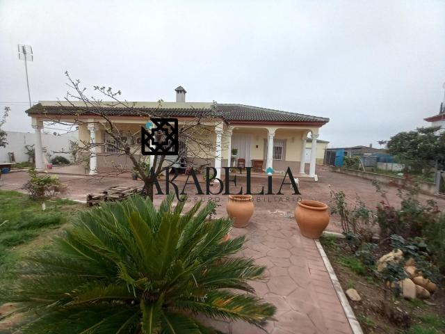 Preciosa casa con terreno en la zona de la campiñuela