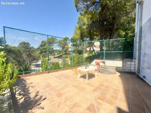 PRECIOSA CASA CON JARDÍN Y PISCINA EN VENTA