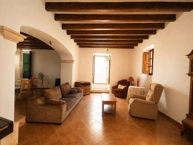 Preciosa casa de pueblo con terraza en el corazón de Costitx