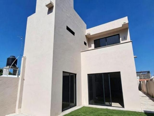 PRECIOSA casa de 600 m² con 4 recámaras y alberca en venta en Brisas de Cuautla