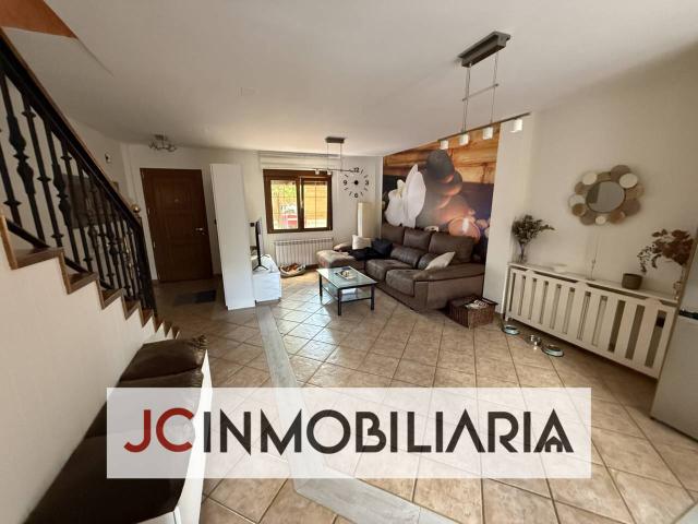 Preciosa casa en la mejor zona del barrio Girón, para entrar a vivir