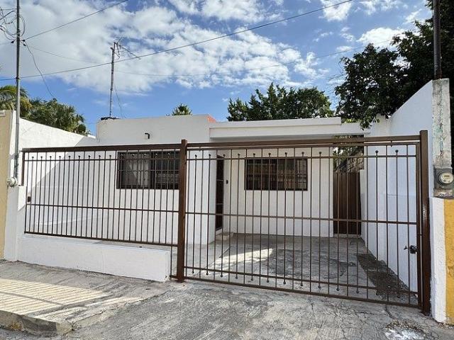 PRECIOSA CASA EN RENTA CON PISCINA EN EL CENTRO SIN MUEBLES