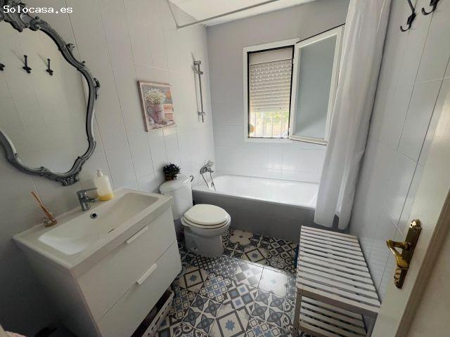 PRECIOSA CASA EN URB. LA MARQUESA CON PATIOS DELANTERO Y TRASERO MUY LUMINOSOS, DOS BAÑOS Y BUHARDIL