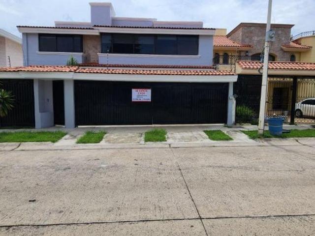 PRECIOSA CASA EN VENTA CON ALBERCA Y 4 RECAMARAS EN BUGAMBILIAS 1a SECCION
