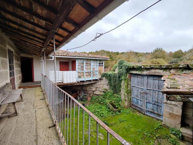 PRECIOSA CASA GRANDE DE PIEDRA, CON TERRENO DE 1300 METROS