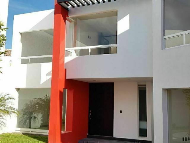 Preciosa Casa Renta en Fraccionamiento Privado en Milenio III Queretaro