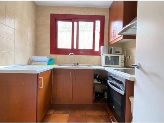 Preciosa casita con jardín y piscina privados en Vallpineda