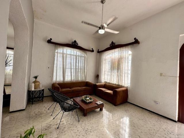 Preciosa Casona Colonial en Avenida Reforma