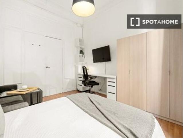 Preciosa habitación con balcón en apartamento de 9 dormitorios en El Born, Barcelona