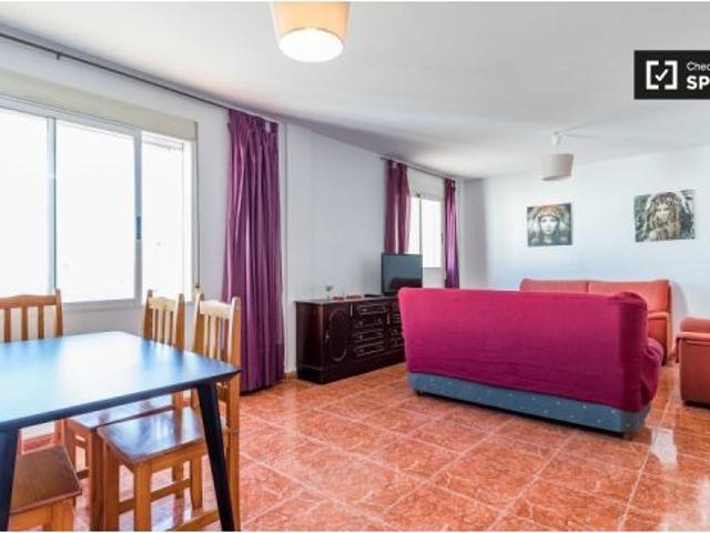 Preciosa habitación con cama individual en alquiler en Algirós