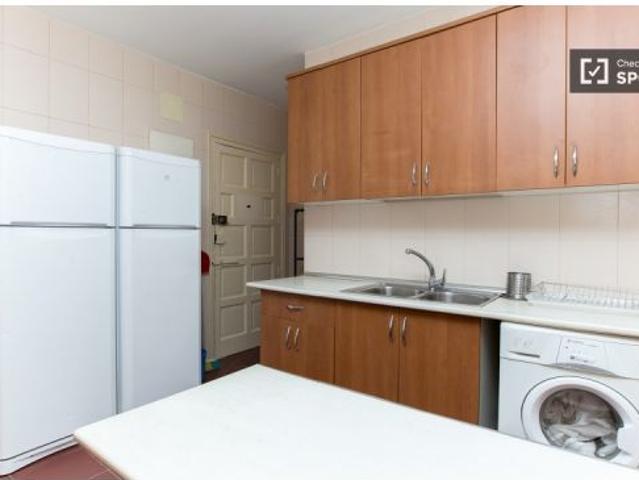 Preciosa habitación con estantería en piso compartido, Puerta del Sol
