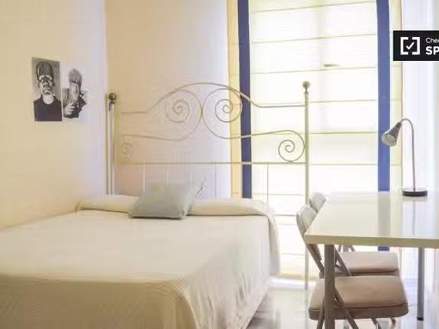 Preciosa habitación en alquiler en apartamento de 4 dormitorio.