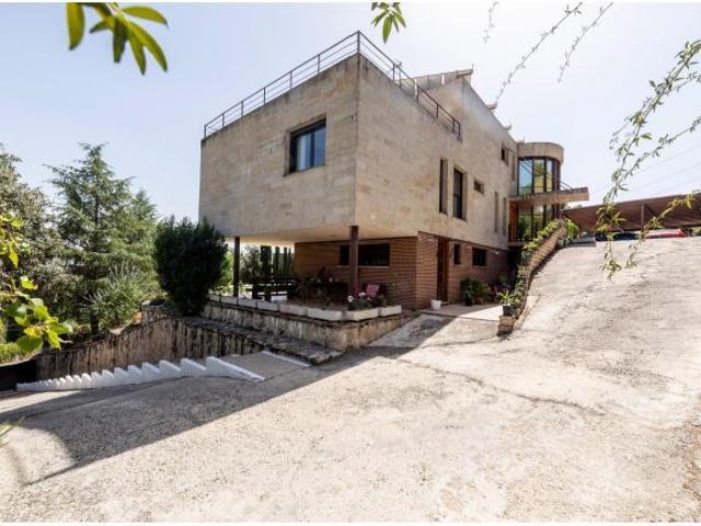 “Precioso y cómodo chalet moderno con vistas espectaculares al skyline de Madrid”