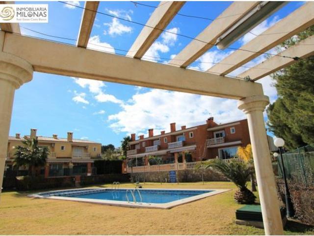 Precioso adosado de 3 dormitorios en urbanización con piscina