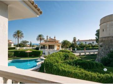 PRECIOSO APARTAMENTO CON AMPLIA TERRAZA Y LICENCIA TURÍSTICA EN PRIMERA LÍNEA DE PLAYA !