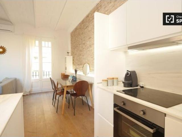Precioso apartamento de 1 dormitorio con balcón y aire acondicionado en alquiler en Gràcia
