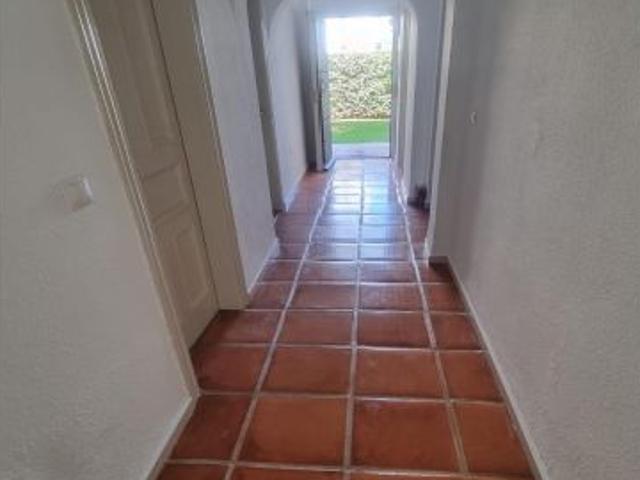 Precioso apartamento en primera línea de playa con vistas laterales parciales al mar en una codiciad