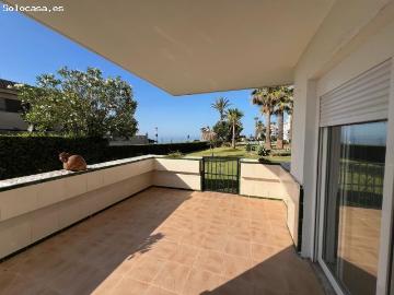 Precioso apartamento en primera línea de playa con vistas laterales parciales al mar en una codiciad