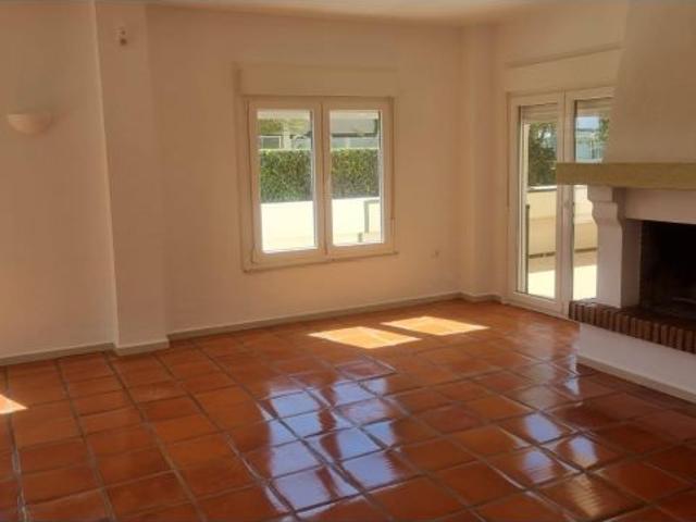 Precioso apartamento en primera línea de playa con vistas laterales parciales al mar en una codiciad