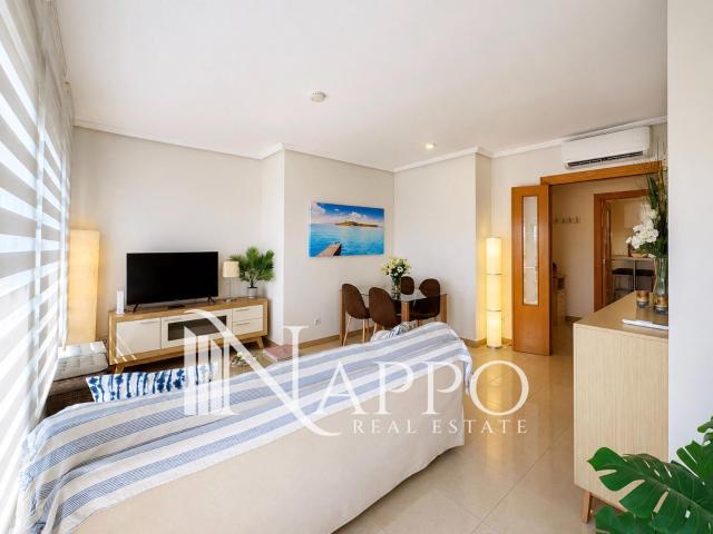 Precioso ático amueblado con terraza, vistas despejadas y piscina comunitaria en Son Cotoner