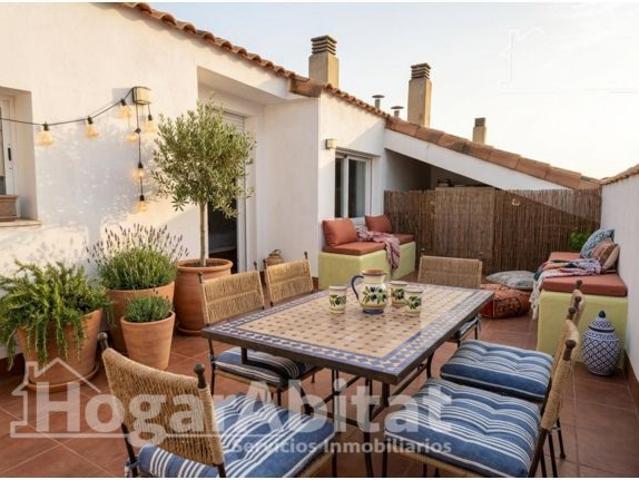 PRECIOSO ÁTIO CON TERRAZA Y TRES BALCONES