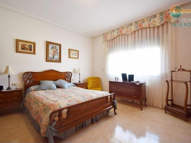 PRECIOSO CHALET CON PISCINA Y PISTA DEPORTIVA