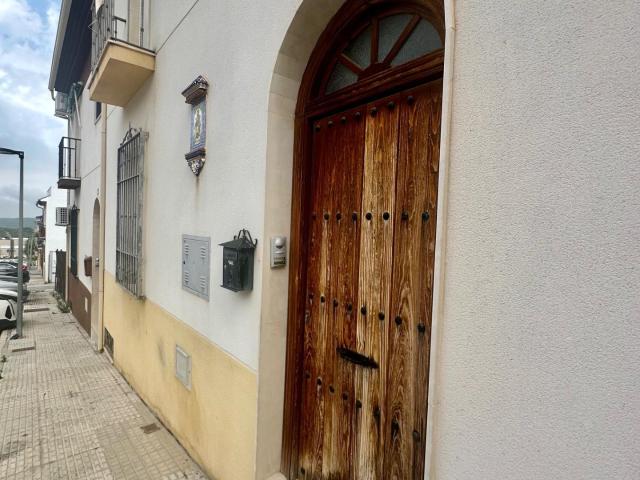 Precioso chalet adosado de 270m2 PARA ENTRAR A VIVIR. Con 4 dormitorios, 3 baños y gran patio