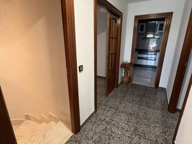 Precioso chalet independiente en muy buen estado. La casa de 391m2 se sitúa en una parcela de 600m2 en Santovenia de Pis